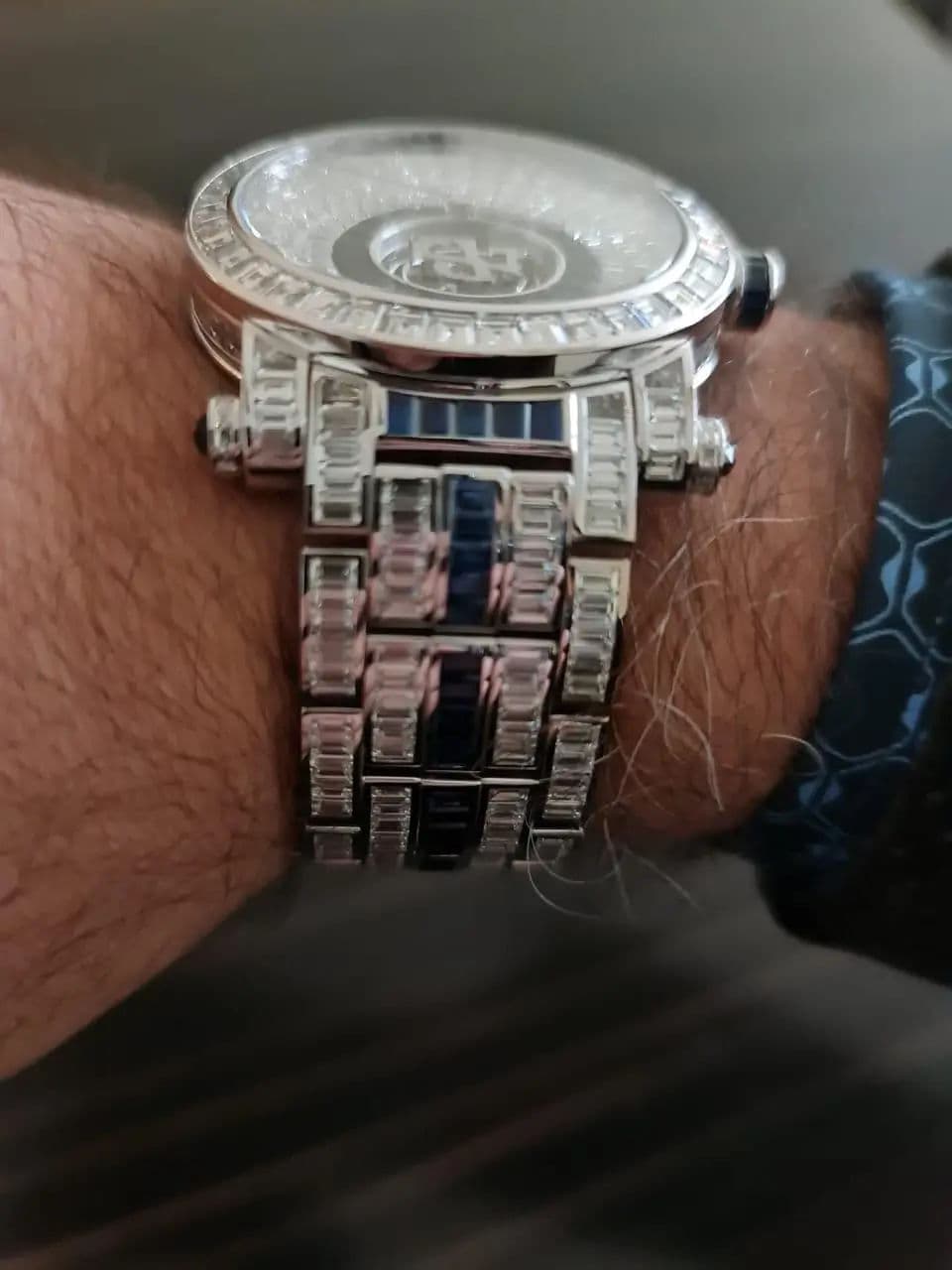 Throne Black Gallery Image 1