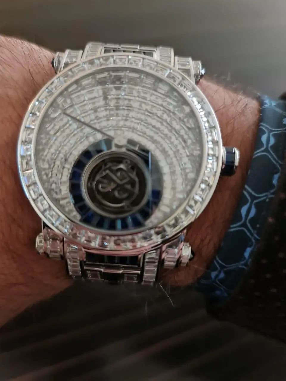 Throne Black Gallery Image 2