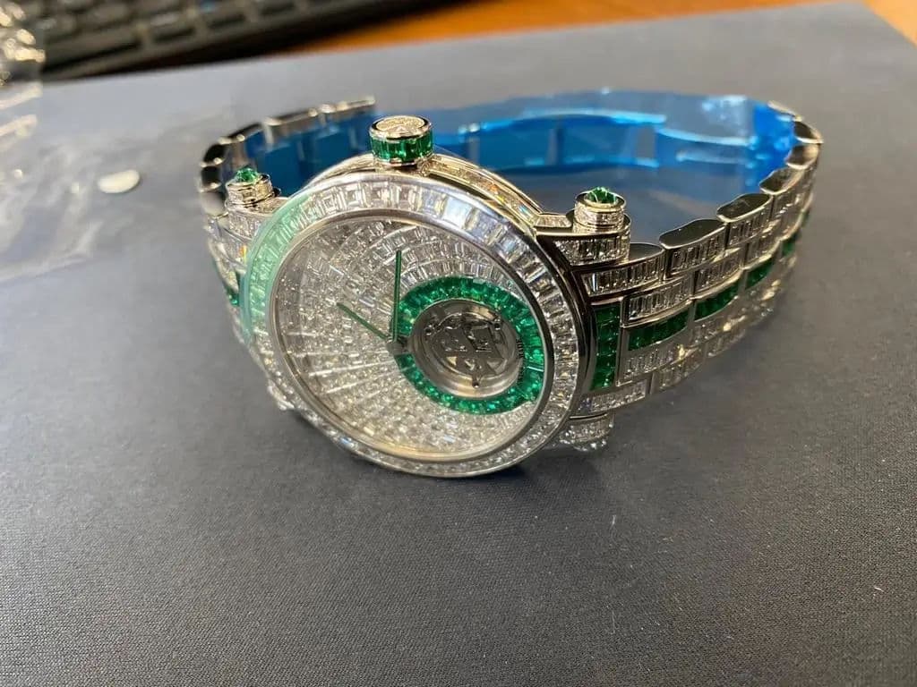 Throne Red Gallery Image 5